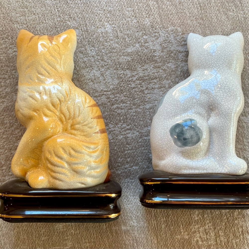 CBK Cat pair, 1 orange calico and 1 grey and white crackled glaze ceramic. - Picture 3 of 10